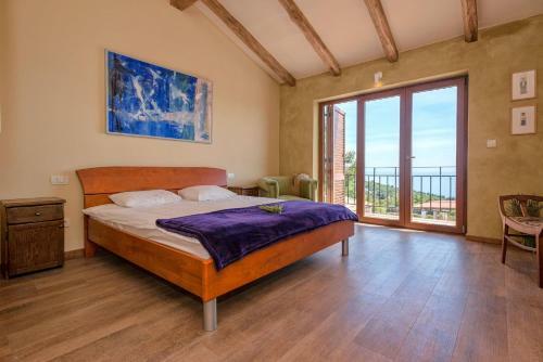 Maison En Pierre Situ�e � L'entr�e De La Ville De Hvar