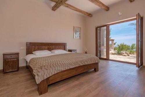 Maison En Pierre Situ�e � L'entr�e De La Ville De Hvar