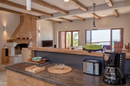 Maison En Pierre Situ�e � L'entr�e De La Ville De Hvar