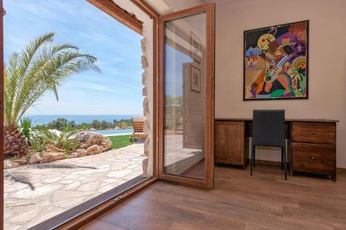 Maison En Pierre Situ�e � L'entr�e De La Ville De Hvar