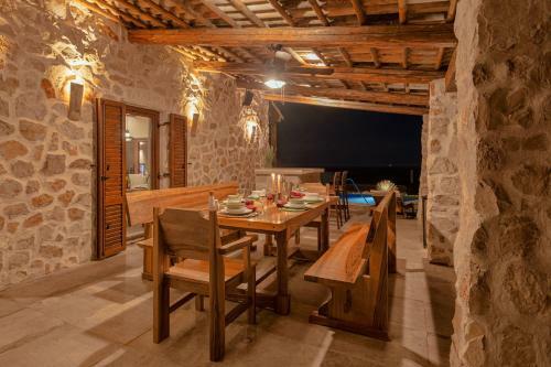 Maison En Pierre Situ�e � L'entr�e De La Ville De Hvar