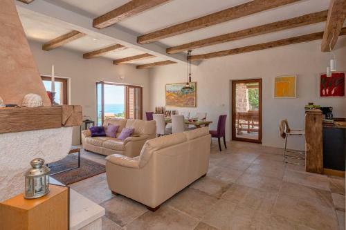 Maison En Pierre Situ�e � L'entr�e De La Ville De Hvar