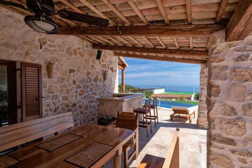 Maison En Pierre Situ�e � L'entr�e De La Ville De Hvar