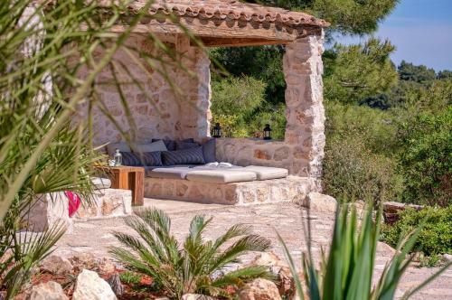 Maison En Pierre Situ�e � L'entr�e De La Ville De Hvar