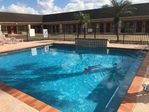 Motel Los Fresnos Inn And Suites