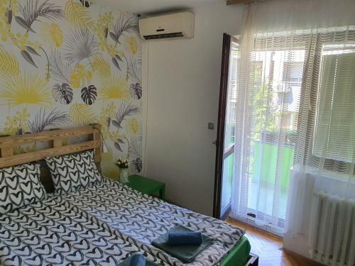 Apartman Yellow House