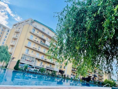 Apartment In Residential Neighbourhood With Pool