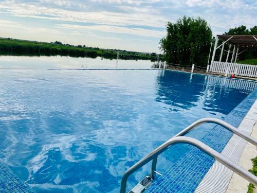 Apartment In Residential Neighbourhood With Pool