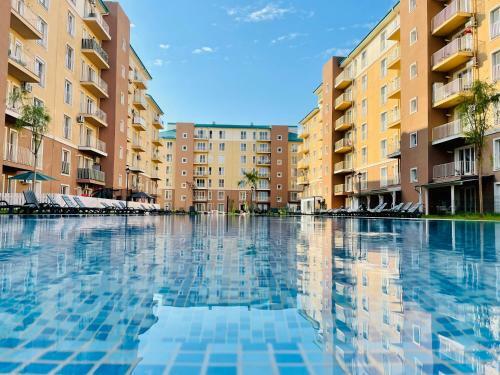 Apartment In Residential Neighbourhood With Pool