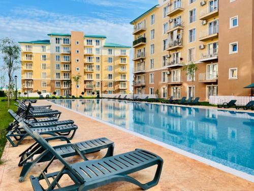 Apartment In Residential Neighbourhood With Pool