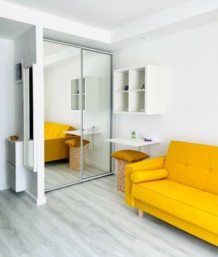 Apartment In Residential Neighbourhood With Pool