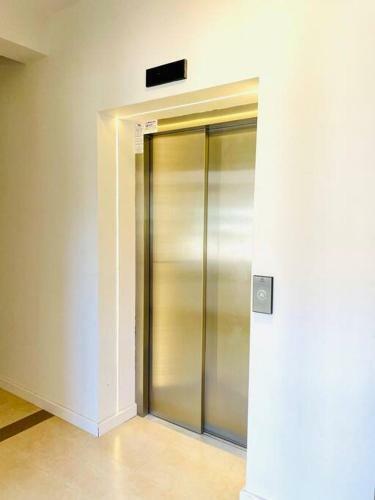 Apartment In Residential Neighbourhood With Pool
