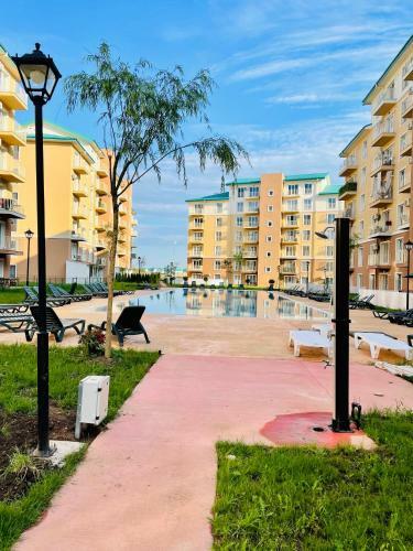 Apartment In Residential Neighbourhood With Pool
