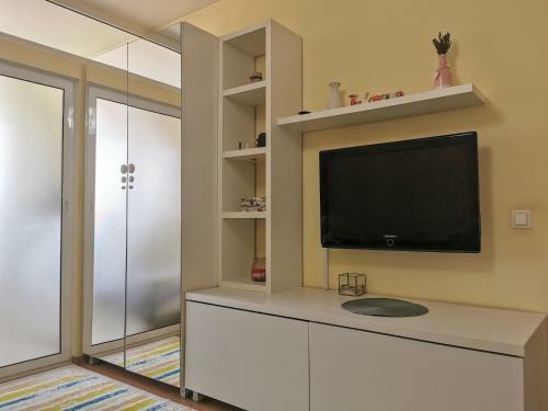 Charming Modern Apartment, Minutes From Downtown