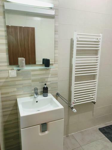 Quiet 1-bedroom Apartment, Free Parking & Gym