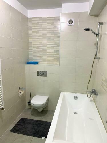 Quiet 1-bedroom Apartment, Free Parking & Gym