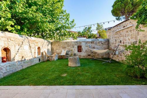 Miniq 102 Historical Stone House