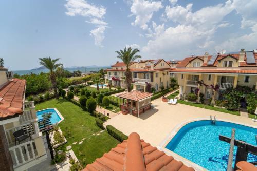 Denize S?f?r 3+1 Triplex Site ?�erisinde Havuzlu Villa