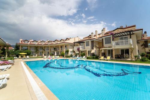 Denize S?f?r 3+1 Triplex Site ?�erisinde Havuzlu Villa