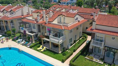 Denize S?f?r 3+1 Triplex Site ?�erisinde Havuzlu Villa