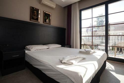 1 Room, Luxury Shared Pool Apartment