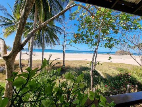 Beach Front 4 Bedroom Villa With Private Pool, Casa Roca