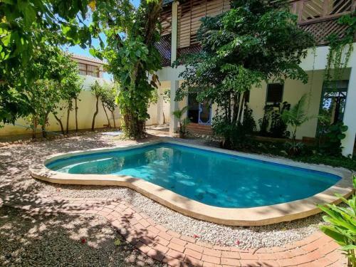 Beach Front 4 Bedroom Villa With Private Pool, Casa Roca