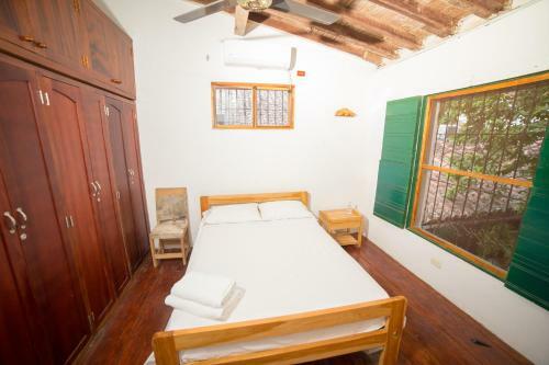 Hostal Casa Serrano - Callej�n De Don Blas Hab. Yaya