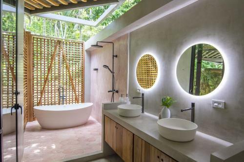 Caribbean Courtyard Villa For 8 Guests