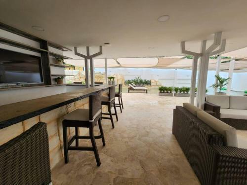 Provenza 8bedroom Home