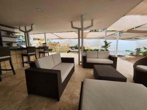 Provenza 8bedroom Home