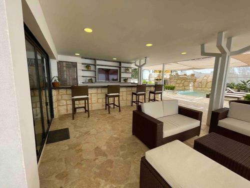 Provenza 8bedroom Home