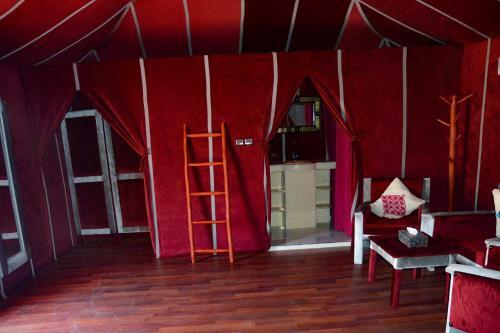 Relaxing Desert Camp - Luxury & Royal