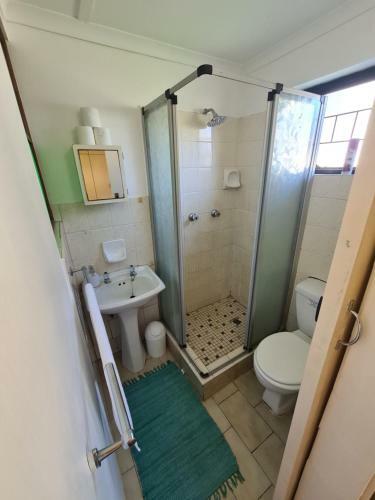 Cheerful 2 Bedroom Cottage With A Communal Pool