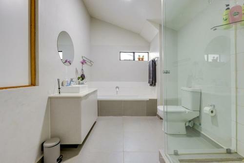 Entire Modern Loft Apartment - Sleeps 6 - Best Rates. Private & Central
