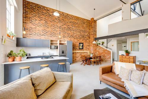 Entire Modern Loft Apartment - Sleeps 6 - Best Rates. Private & Central