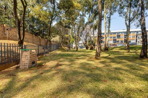 Entire Modern Loft Apartment - Sleeps 6 - Best Rates. Private & Central