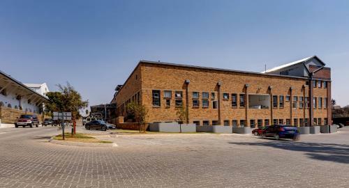 Entire Modern Loft Apartment - Sleeps 6 - Best Rates. Private & Central