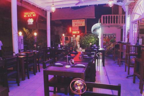 Hotel Oasis Skybeach Hostel - Negombo