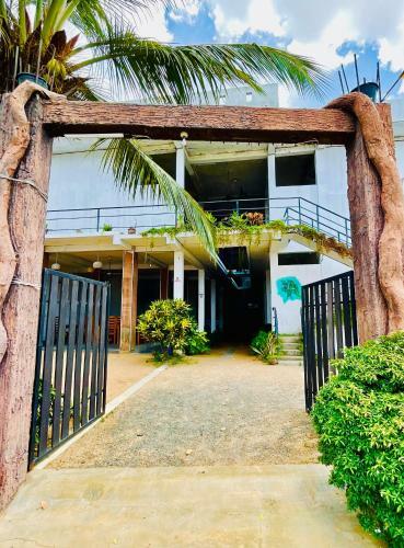 Surf Bay Hotel Arugambay