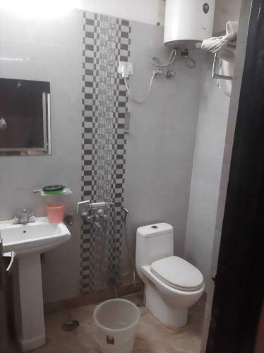 Hotel Oyo 89674 Em Home Stay
