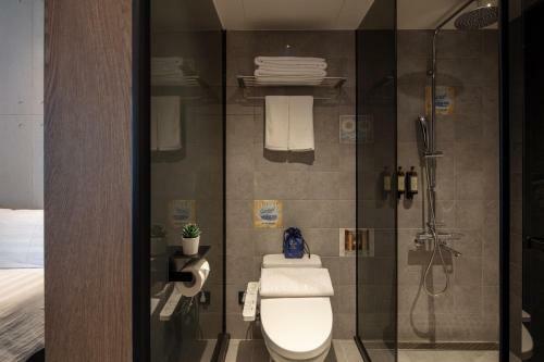 Quarantine Hotel - Roaders Plus Hotel - Theme