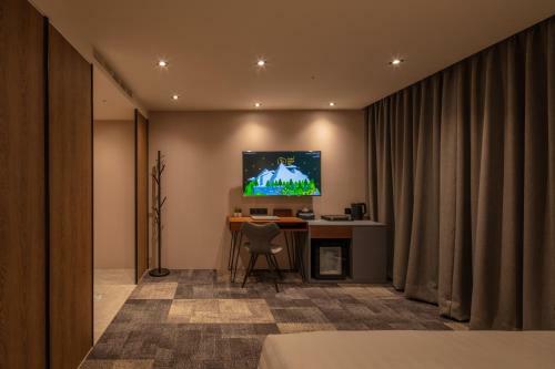 Quarantine Hotel - Roaders Plus Hotel - Theme
