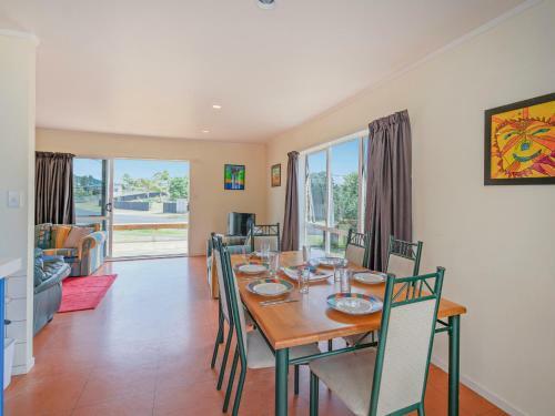 The Bungalow At Matarangi - Matarangi Holiday Home