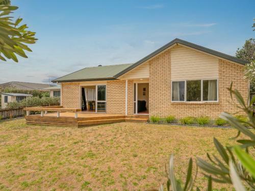 The Bungalow At Matarangi - Matarangi Holiday Home