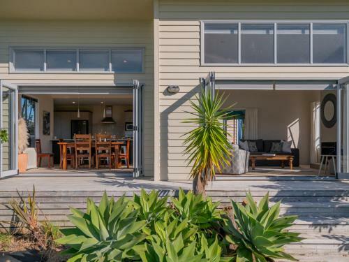 Golfers And Beach Lovers Dream - Matarangi Holiday House