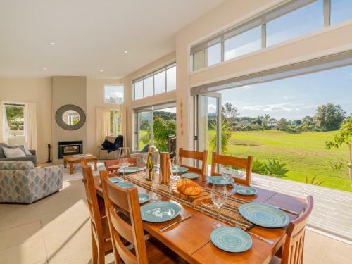 Golfers And Beach Lovers Dream - Matarangi Holiday House