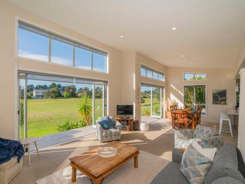 Golfers And Beach Lovers Dream - Matarangi Holiday House