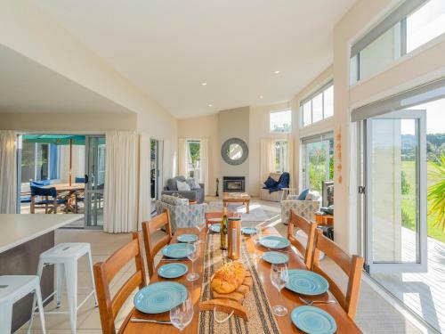 Golfers And Beach Lovers Dream - Matarangi Holiday House