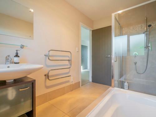 Golfers And Beach Lovers Dream - Matarangi Holiday House